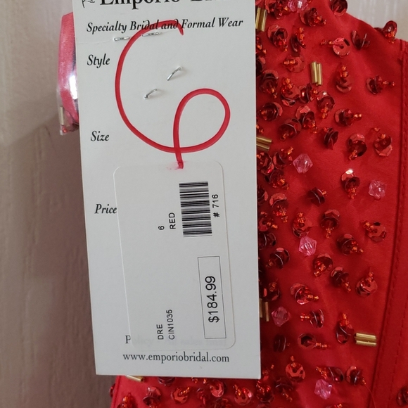 Beautful red dress - Picture 6 of 8